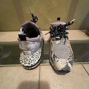 Steve Madden snake print designer sneakers size 8.5 color black white and tan